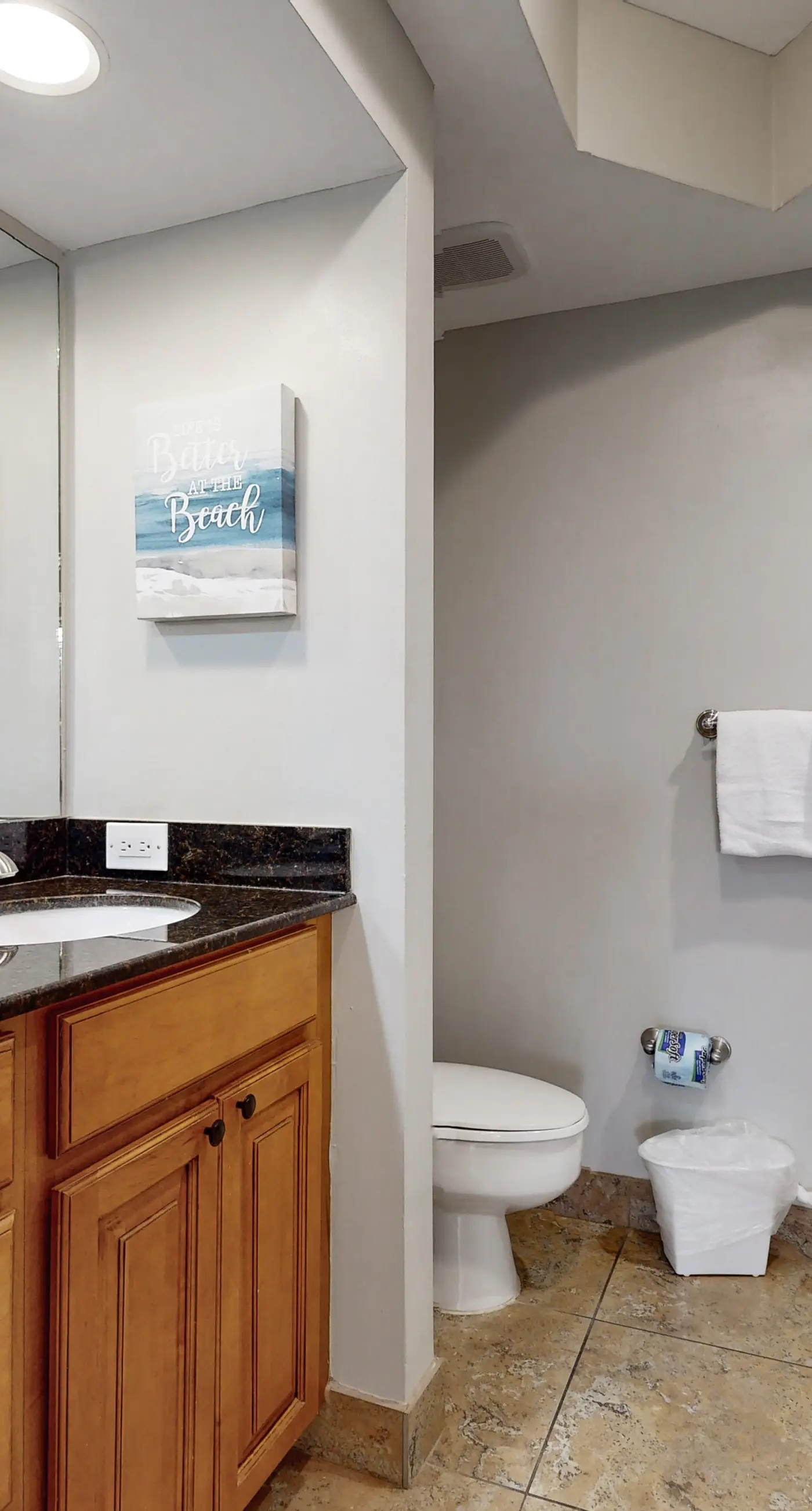 Cozy coastal condo w/ a shared pool, hot tub, & easy beach access