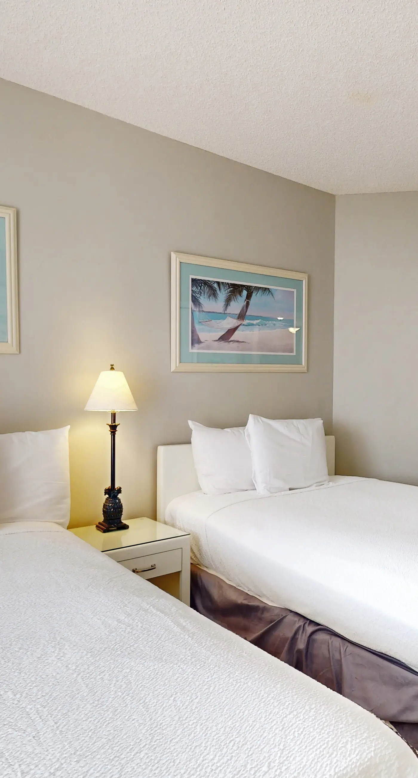 Cozy coastal condo w/ a shared pool, hot tub, & easy beach access