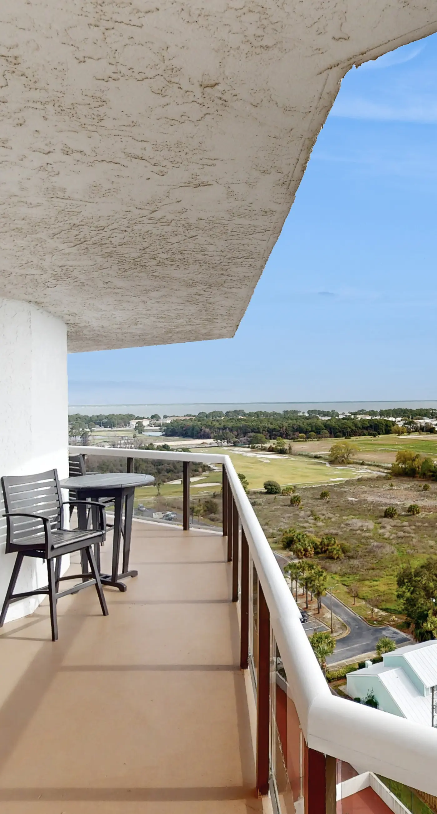 Cozy coastal condo w/ a shared pool, hot tub, & easy beach access