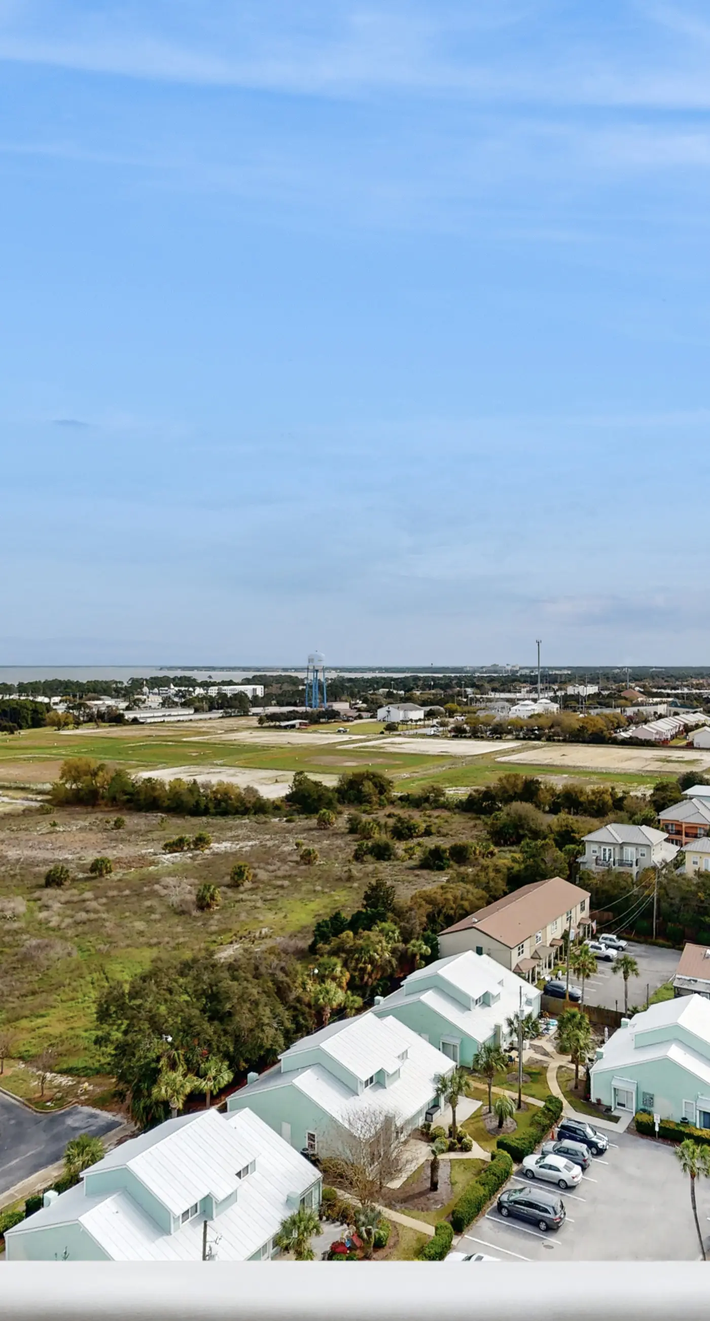 Cozy coastal condo w/ a shared pool, hot tub, & easy beach access
