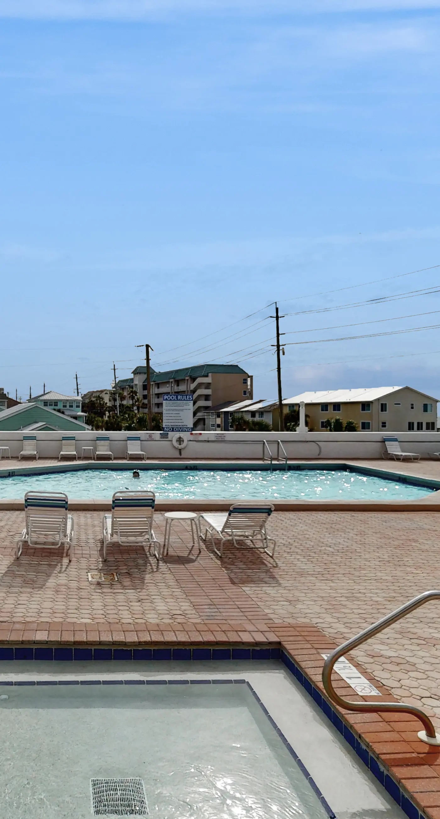 Cozy coastal condo w/ a shared pool, hot tub, & easy beach access