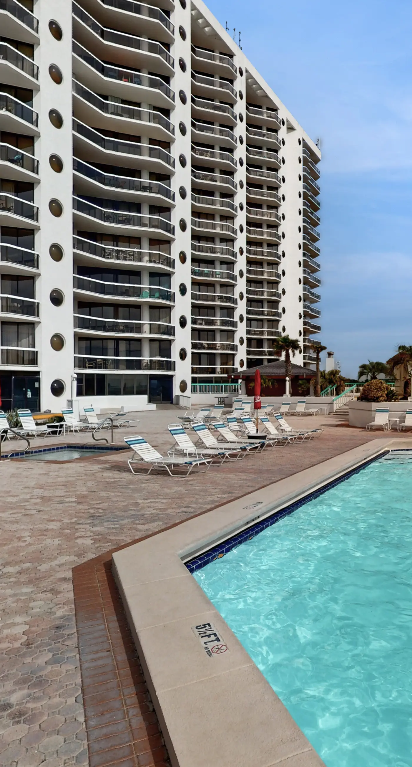 Cozy coastal condo w/ a shared pool, hot tub, & easy beach access