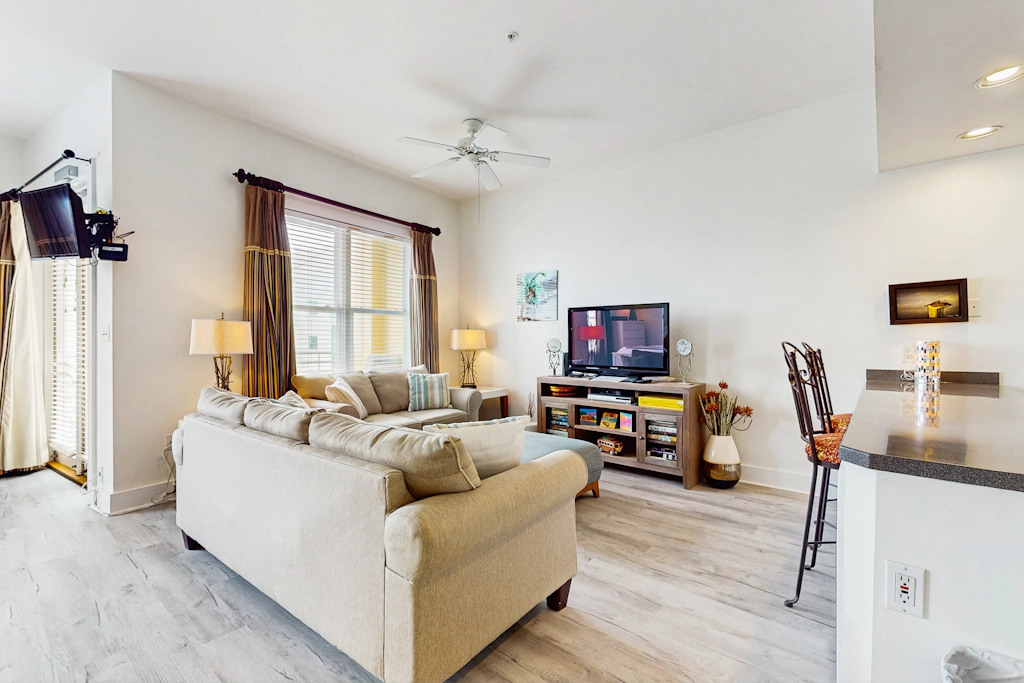 Cozy studio close to the beach with shared pool & tennis courts - shopping nearby