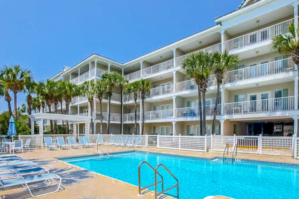 Cozy studio close to the beach with shared pool & tennis courts - shopping nearby