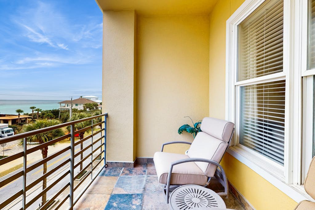 Cozy studio close to the beach with shared pool & tennis courts - shopping nearby