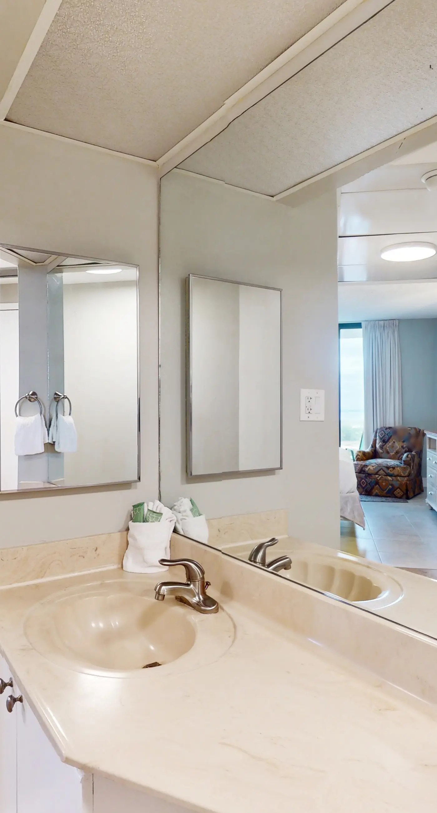 Charming coastal condo w/ shared pools, hot tub, sports courts, & beach access