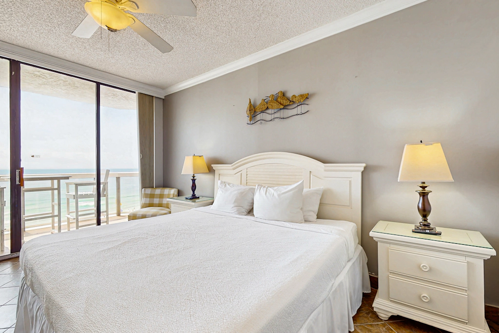 Gulf-front studio w/gorgeous views, shared pool & hot tub, central AC, WiFi