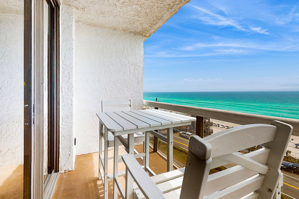 Gulf-front studio with gorgeous views, shared pool & hot tub, central AC, WiFi