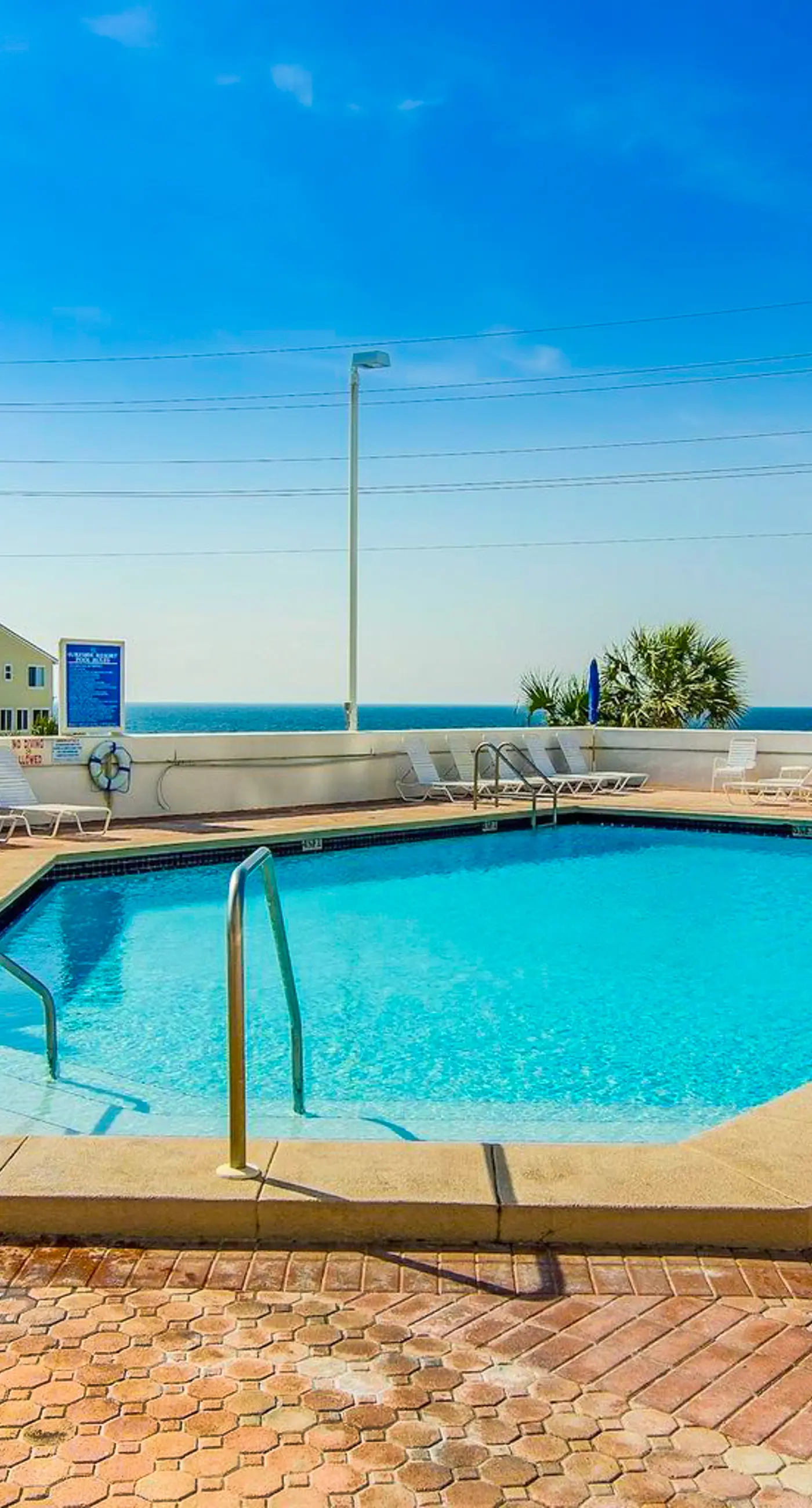 Gulf-front studio with gorgeous views, shared pool & hot tub, central AC, WiFi