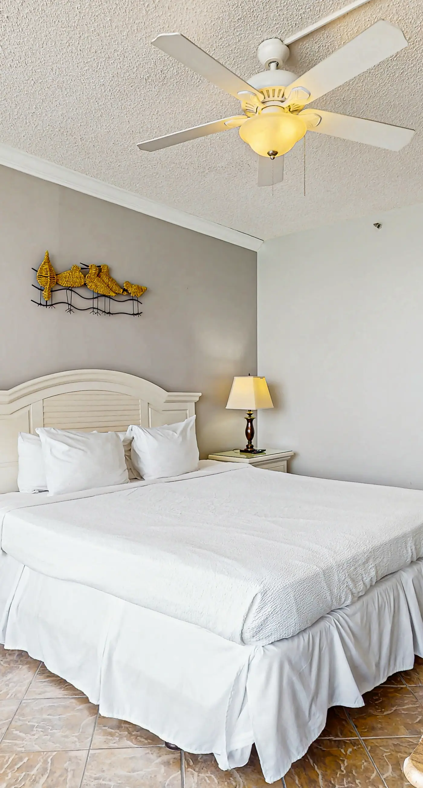 Gulf-front studio with gorgeous views, shared pool & hot tub, central AC, WiFi