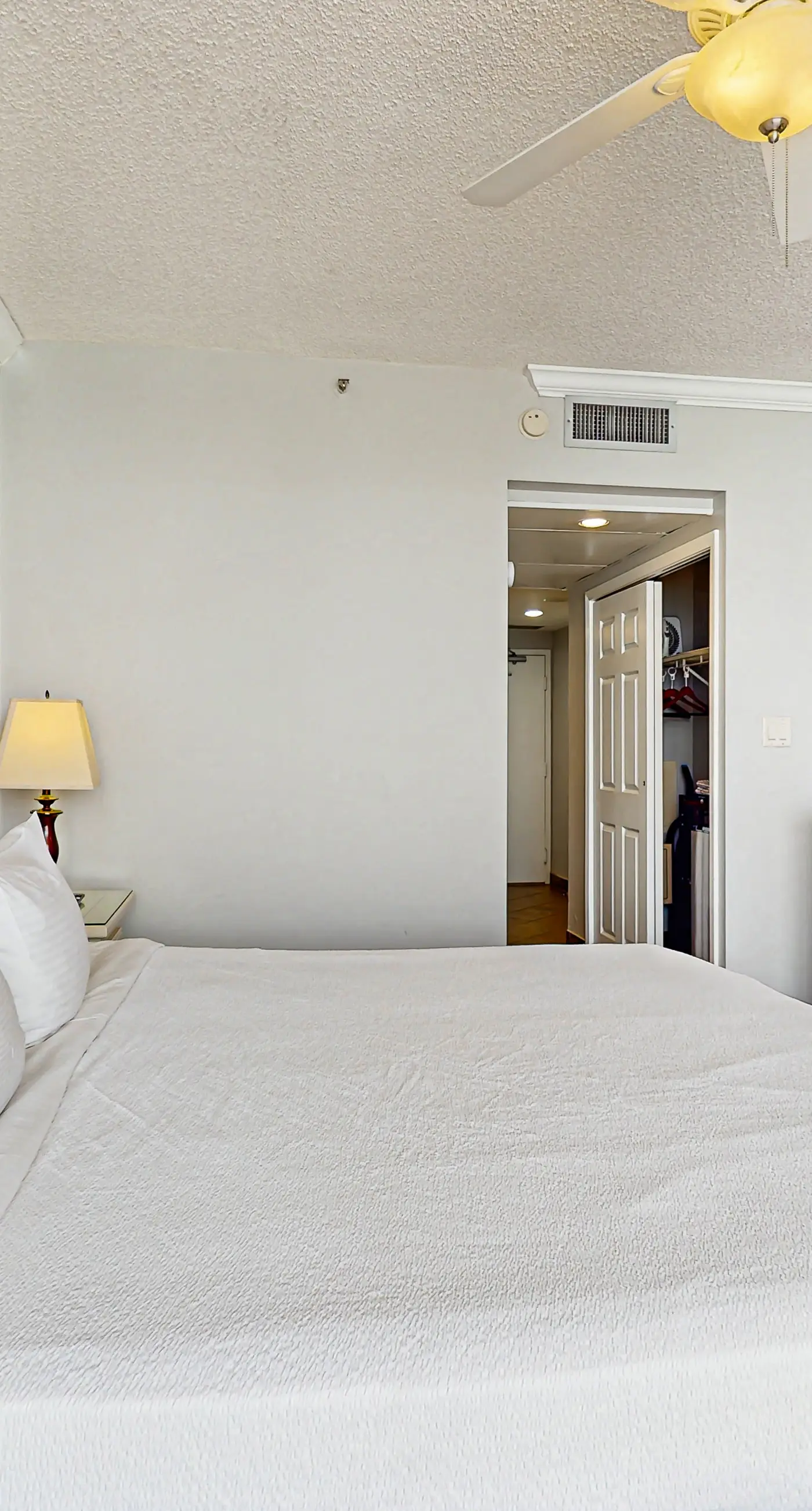 Gulf-front studio with gorgeous views, shared pool & hot tub, central AC, WiFi