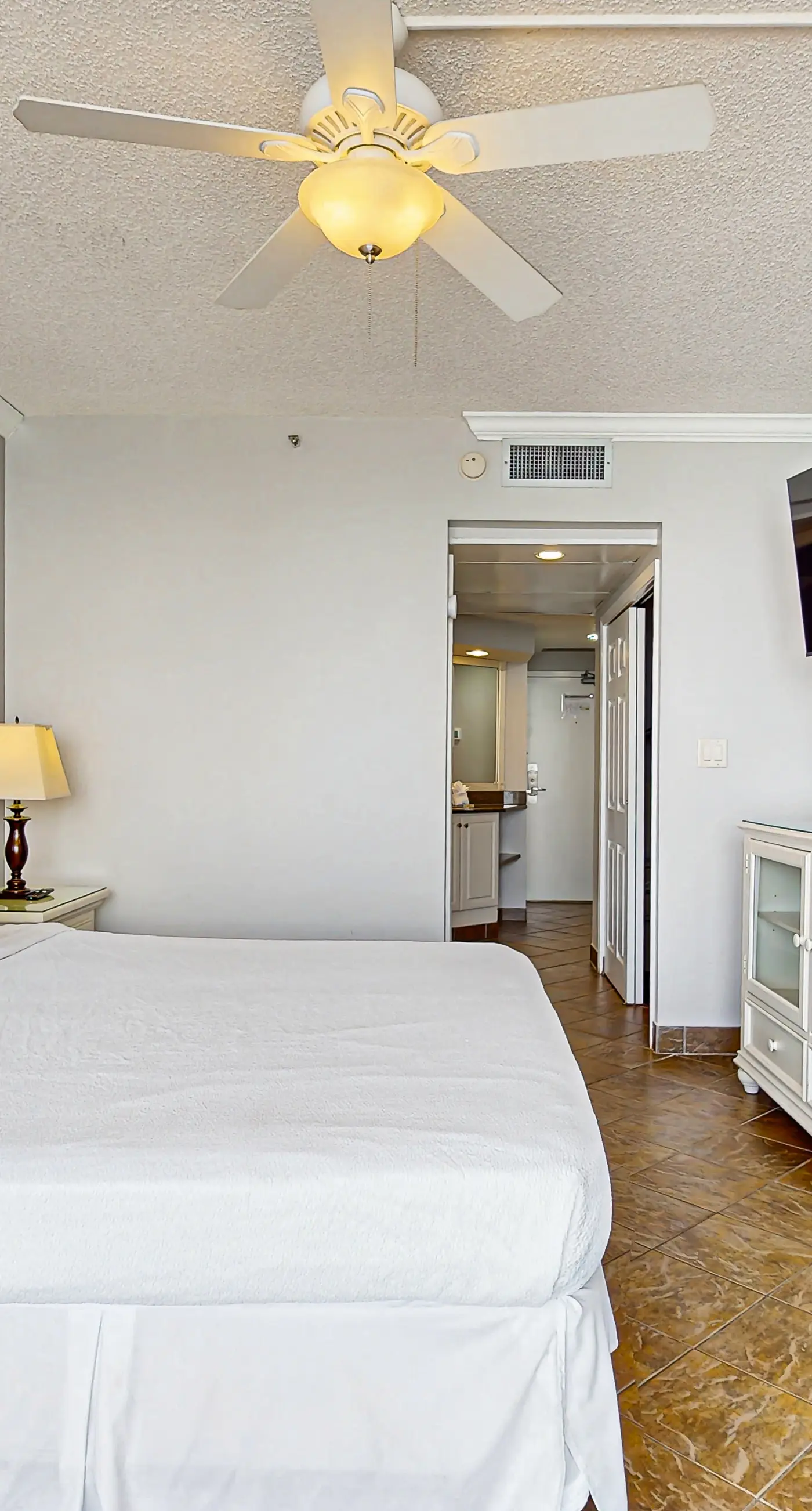 Gulf-front studio with gorgeous views, shared pool & hot tub, central AC, WiFi