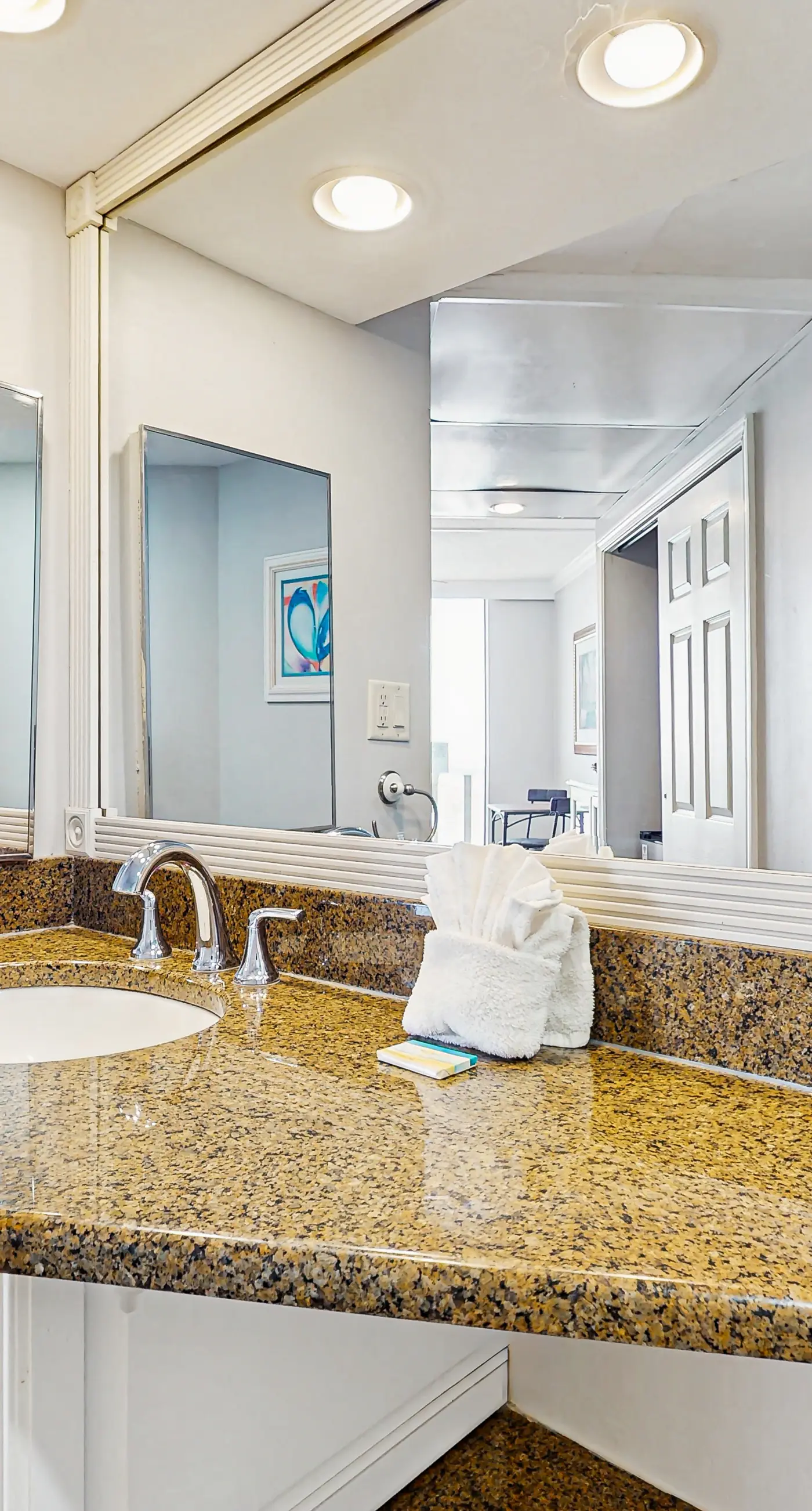 Gulf-front studio with gorgeous views, shared pool & hot tub, central AC, WiFi