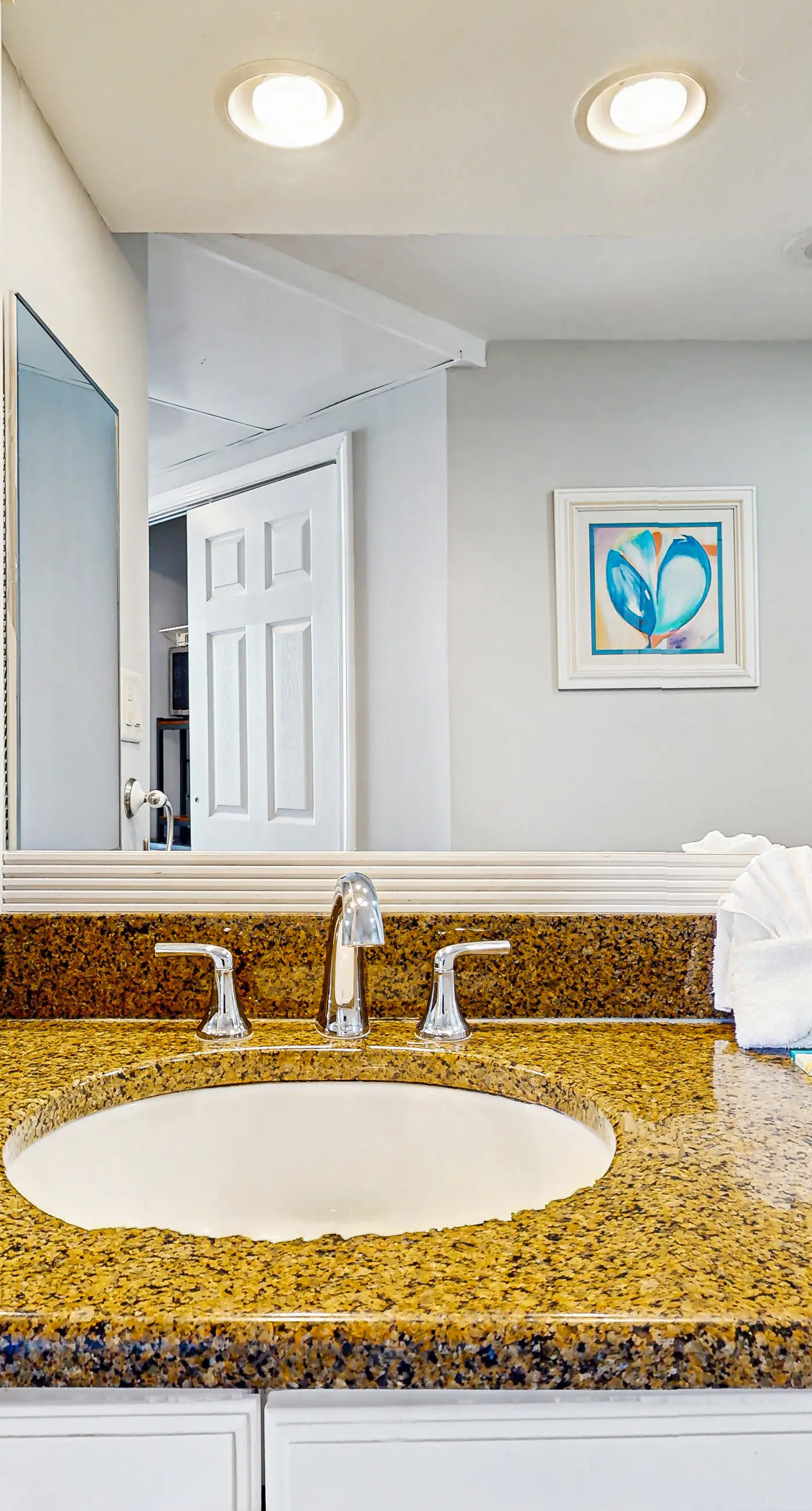 Gulf-front studio with gorgeous views, shared pool & hot tub, central AC, WiFi