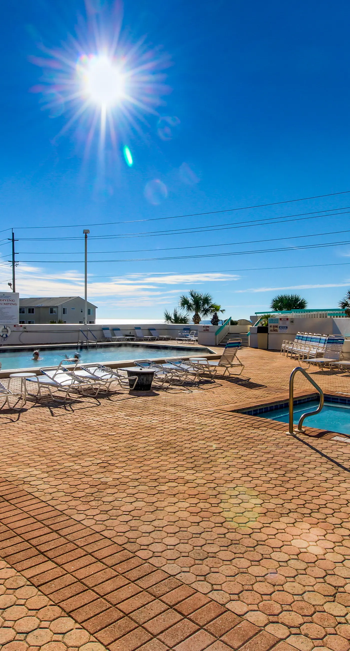 Gulf-front studio with gorgeous views, shared pool & hot tub, central AC, WiFi