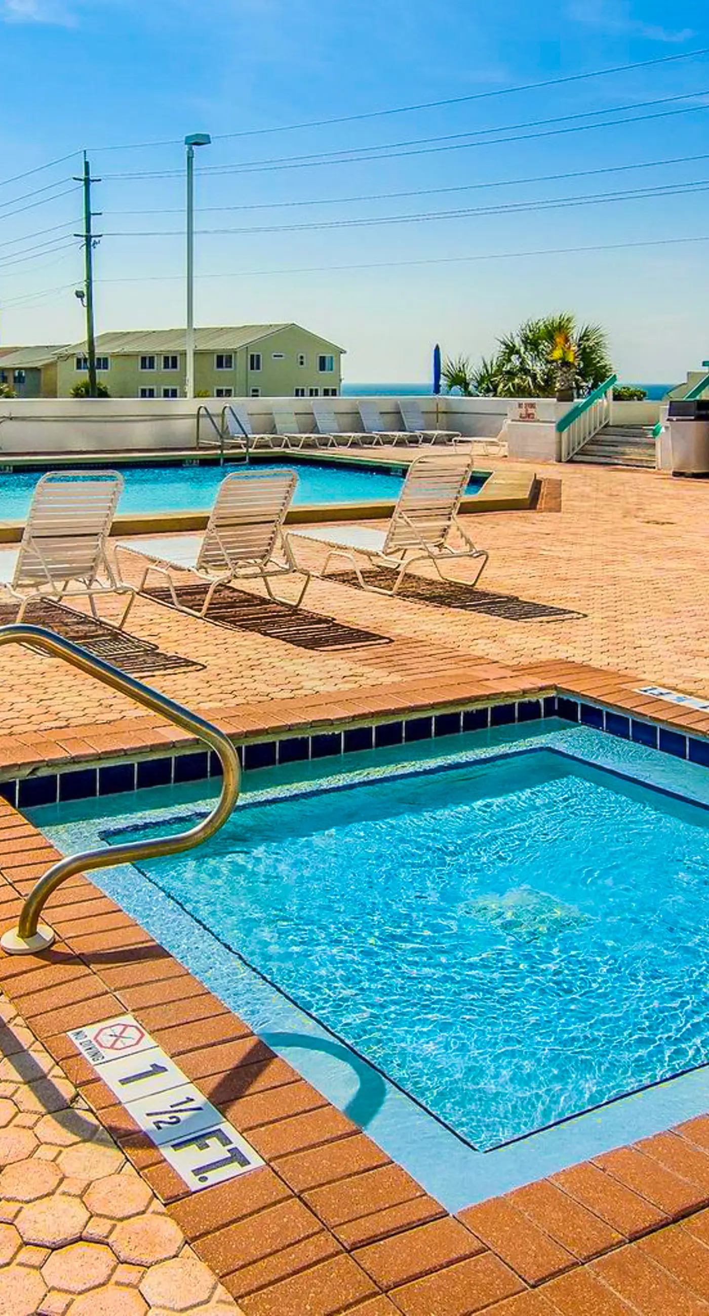 Gulf-front studio with gorgeous views, shared pool & hot tub, central AC, WiFi