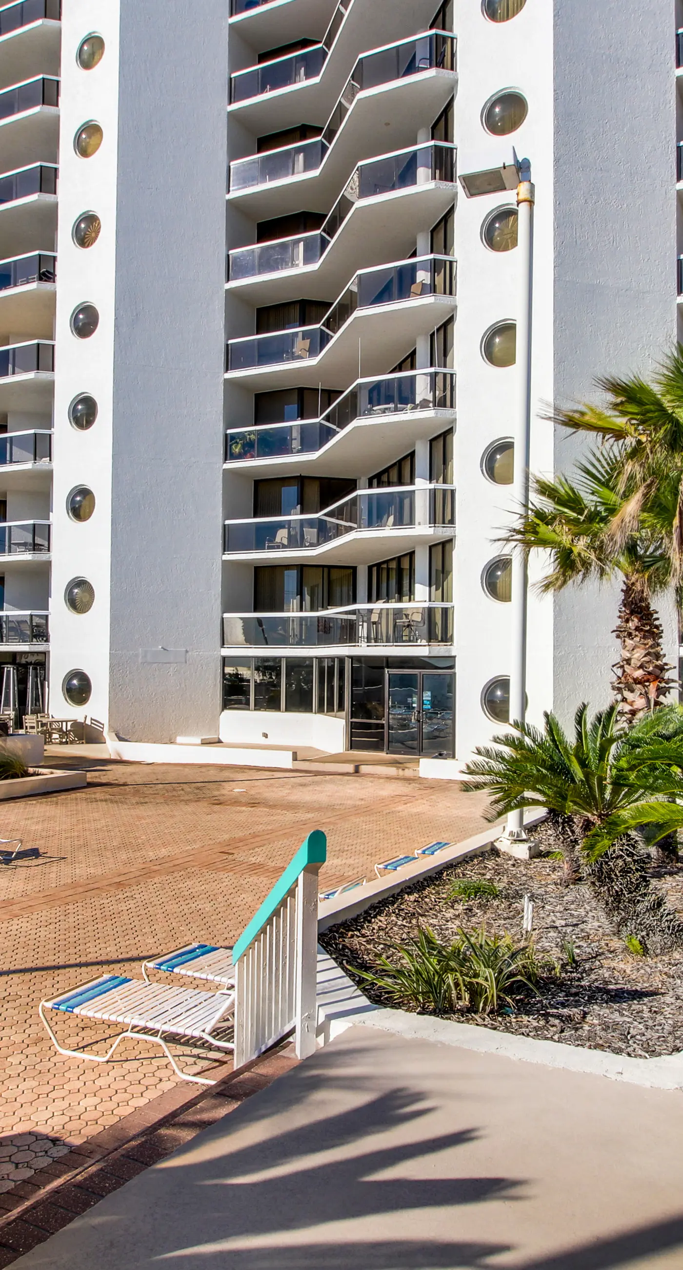 Gulf-front studio with gorgeous views, shared pool & hot tub, central AC, WiFi
