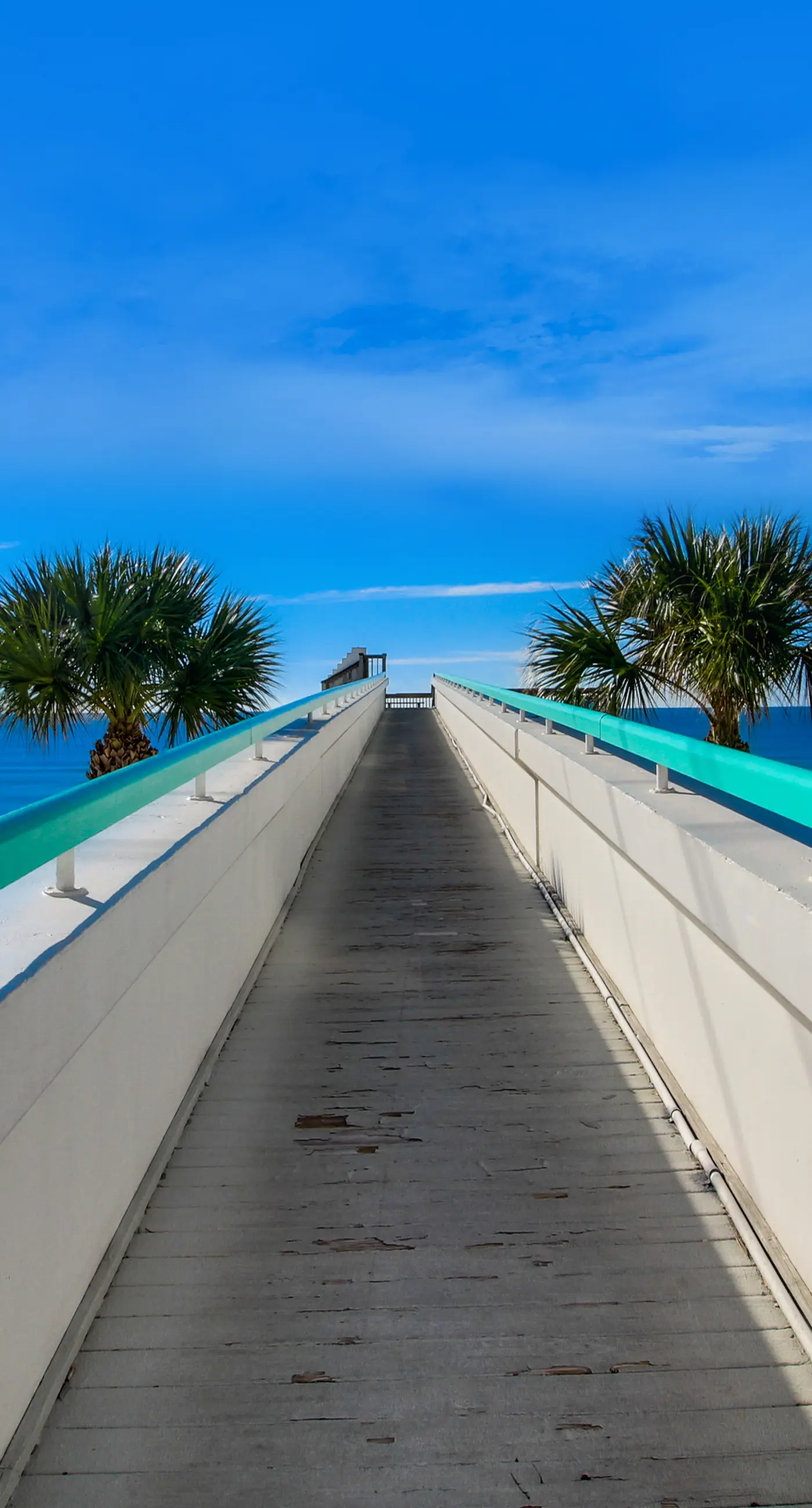 Gulf-front studio with gorgeous views, shared pool & hot tub, central AC, WiFi