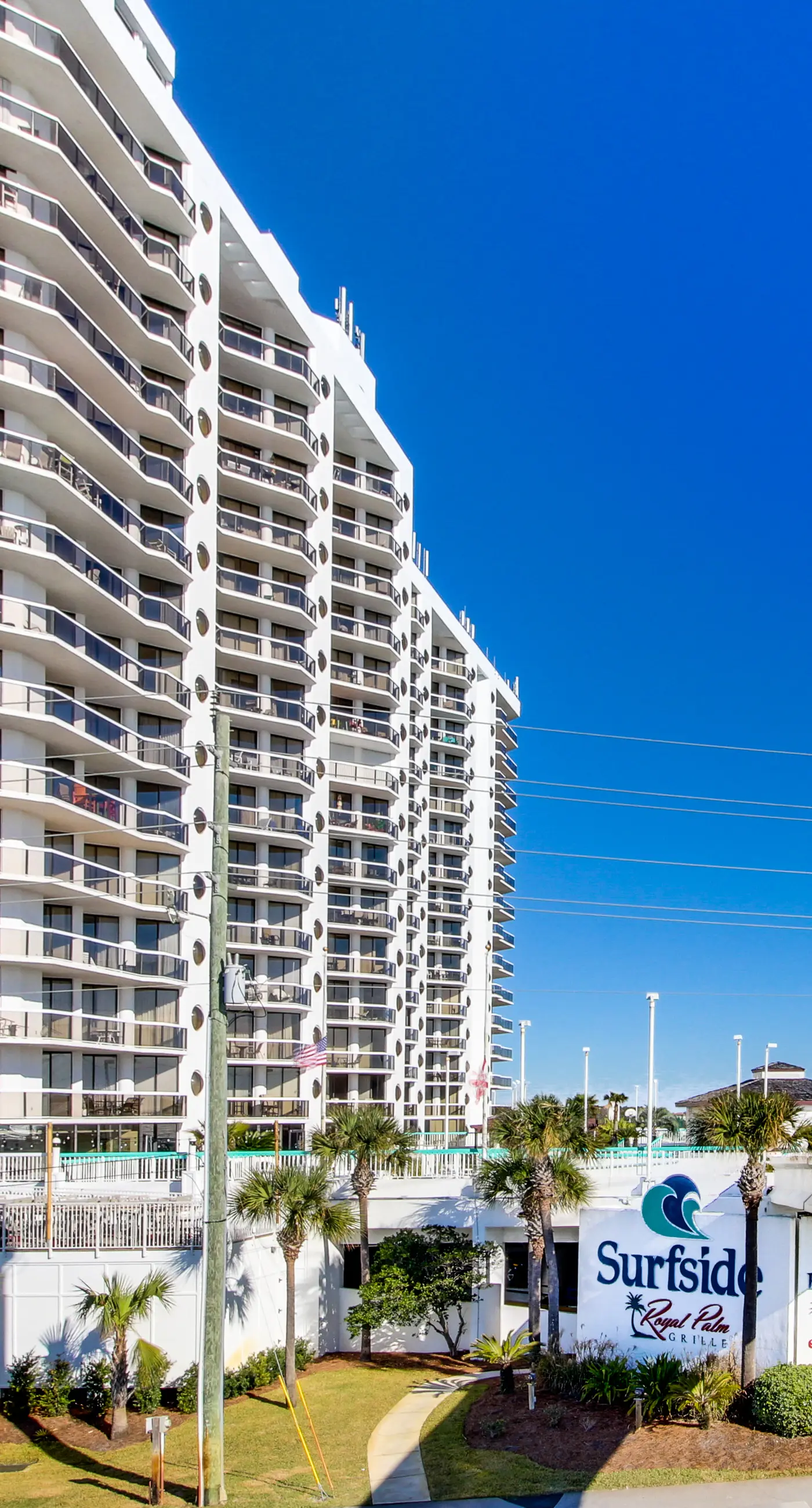 Gulf-front studio with gorgeous views, shared pool & hot tub, central AC, WiFi