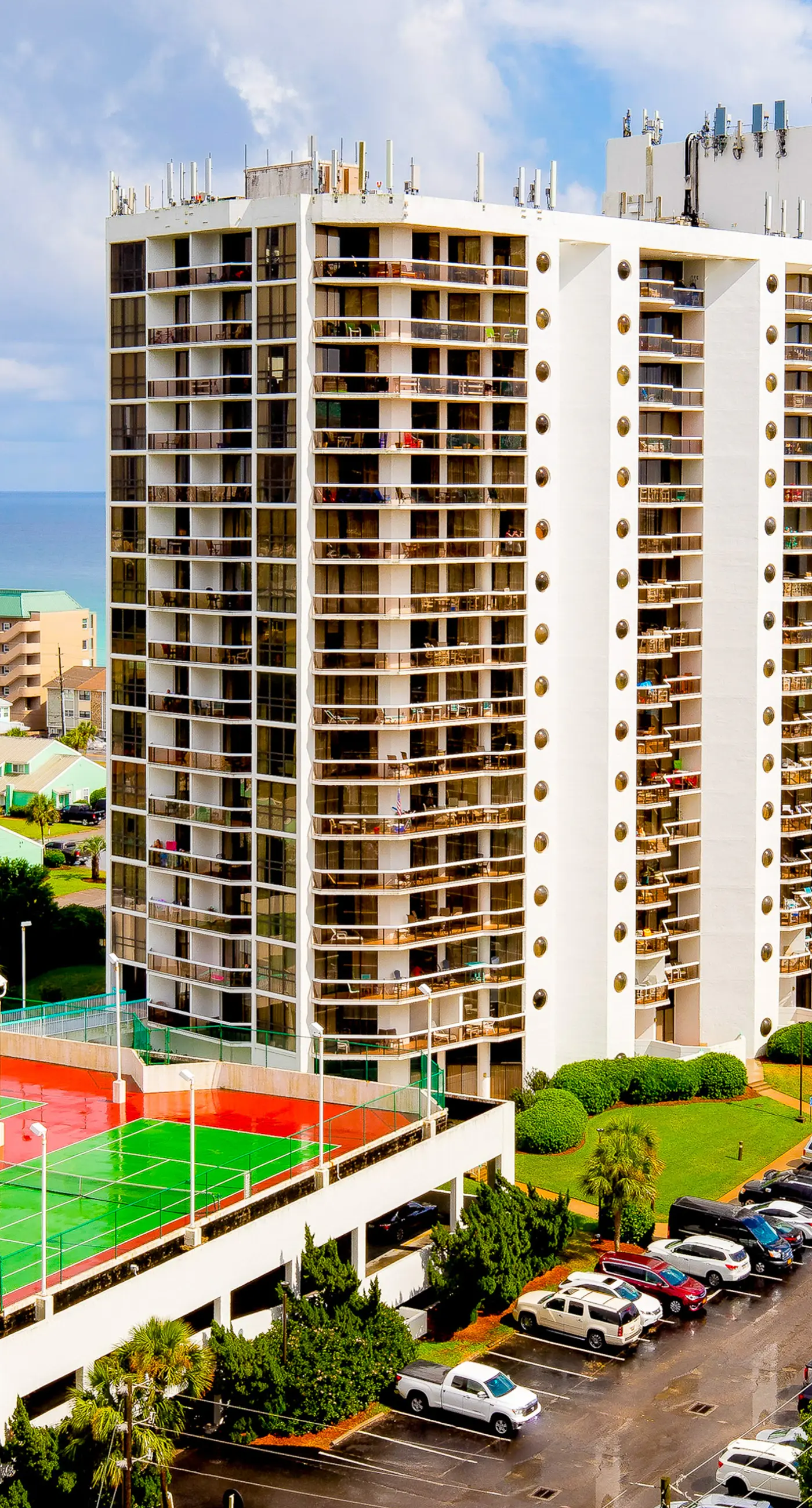 Gulf-front studio with gorgeous views, shared pool & hot tub, central AC, WiFi
