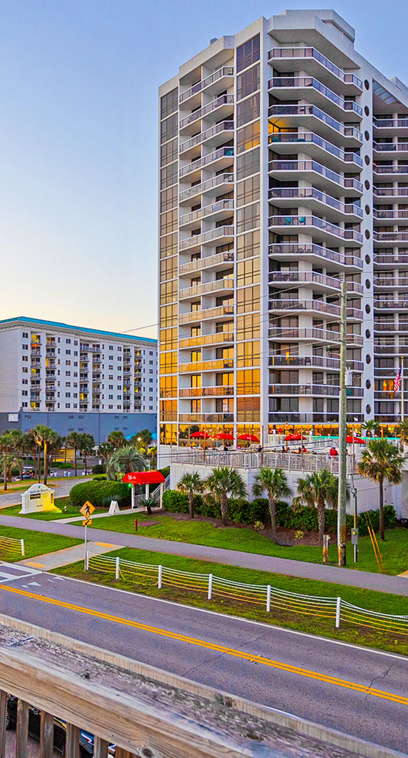 Gulf-front studio with gorgeous views, shared pool & hot tub, central AC, WiFi