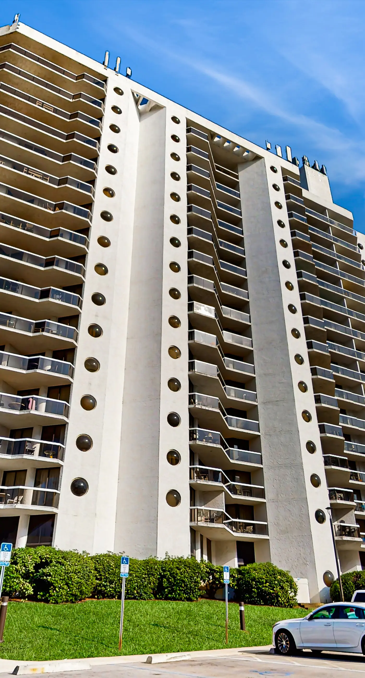 Gulf-front studio with gorgeous views, shared pool & hot tub, central AC, WiFi