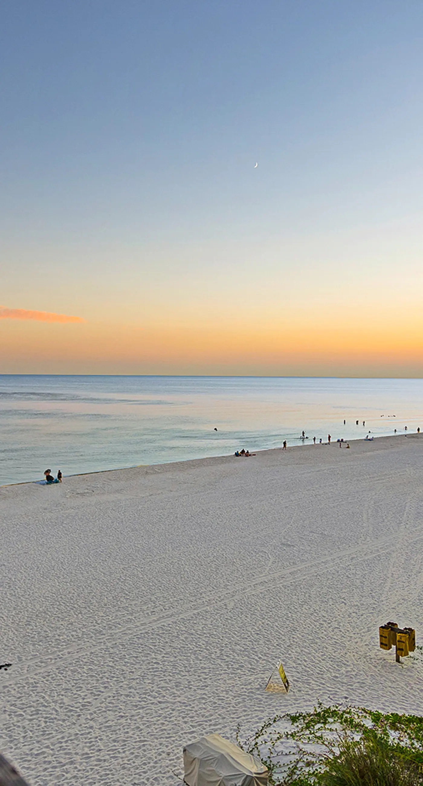 Gulf-front studio with gorgeous views, shared pool & hot tub, central AC, WiFi