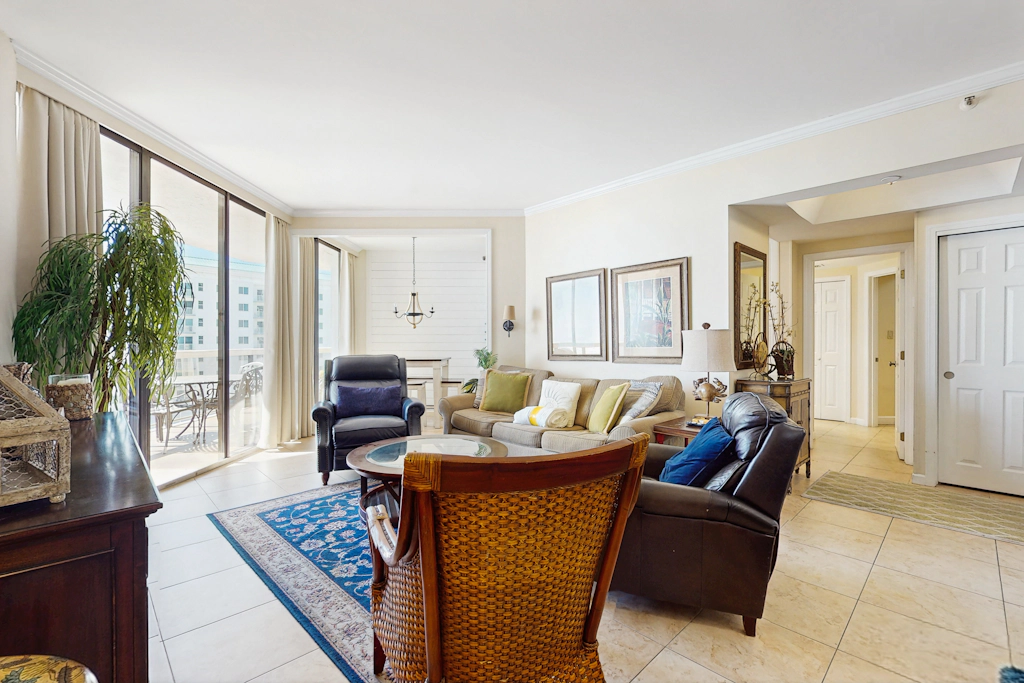 Cozy escape with Gulf views from balcony, pool, hot tub & W/D - access to beach