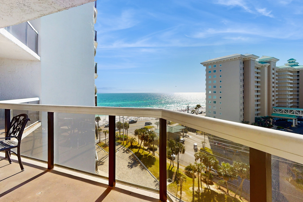 Cozy escape with Gulf views from balcony, pool, hot tub & WD - access to beach