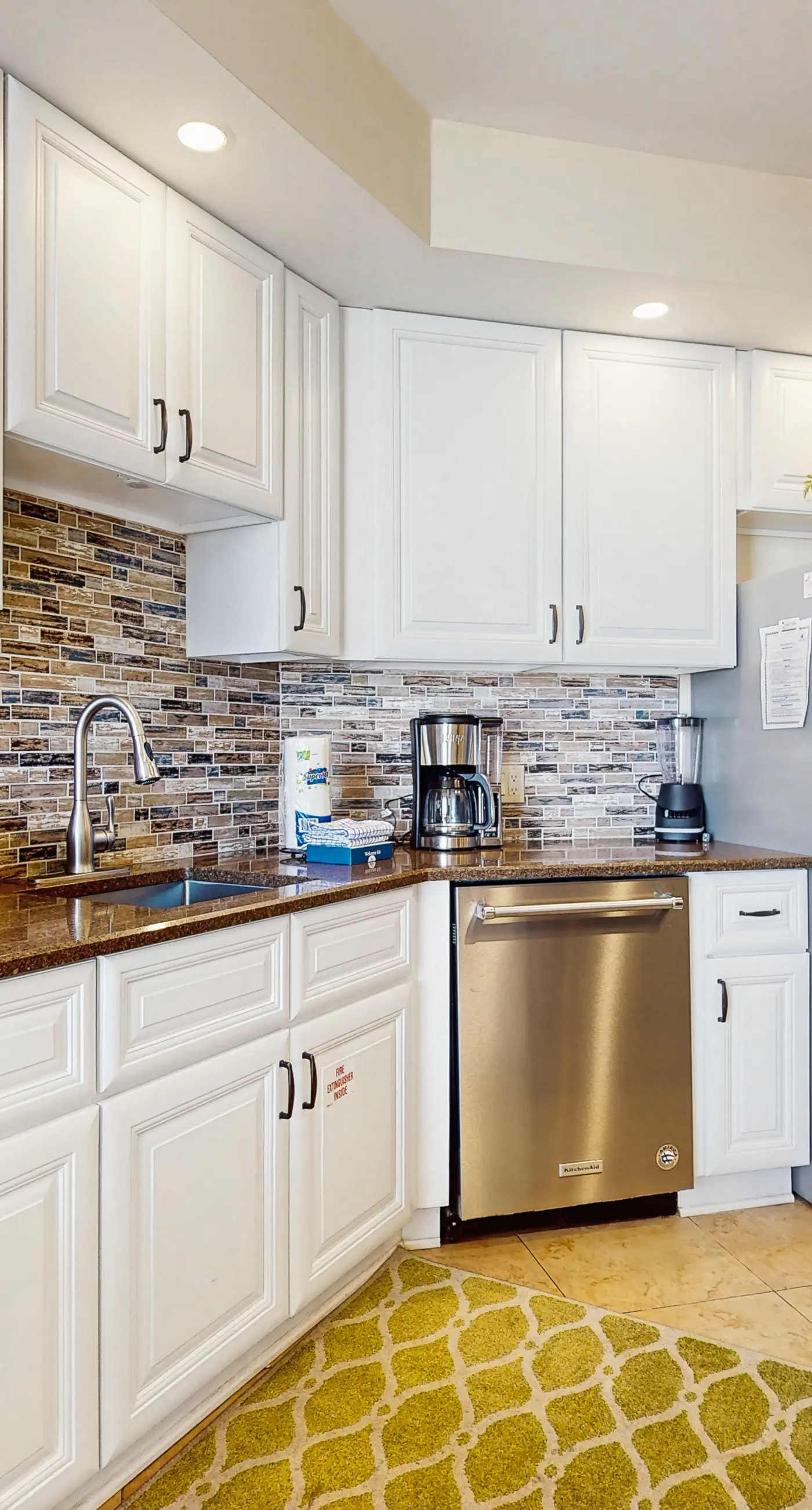 Cozy escape with Gulf views from balcony, pool, hot tub & W/D - access to beach