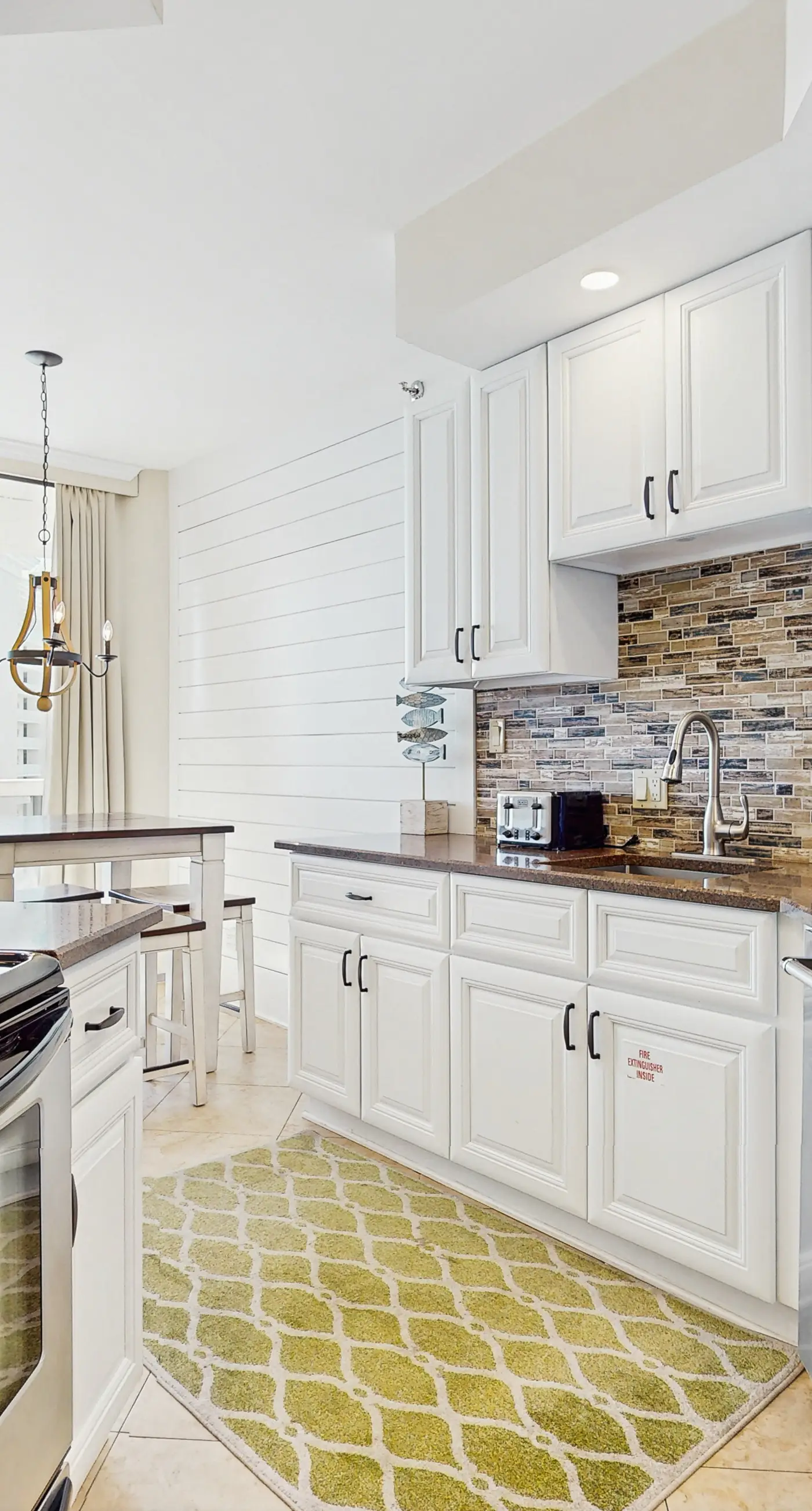 Cozy escape with Gulf views from balcony, pool, hot tub & W/D - access to beach