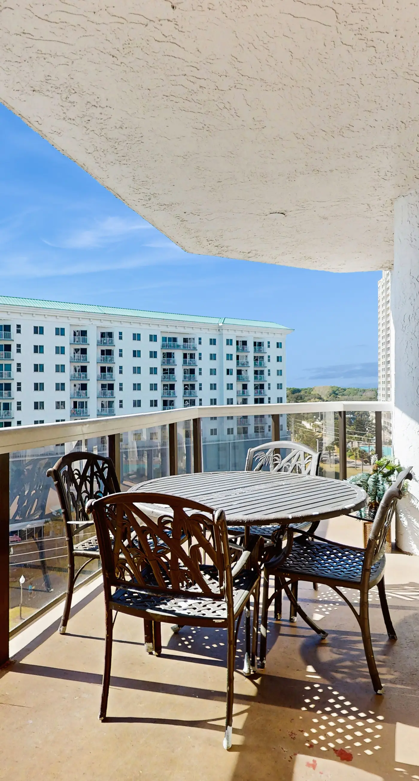 Cozy escape with Gulf views from balcony, pool, hot tub & W/D - access to beach