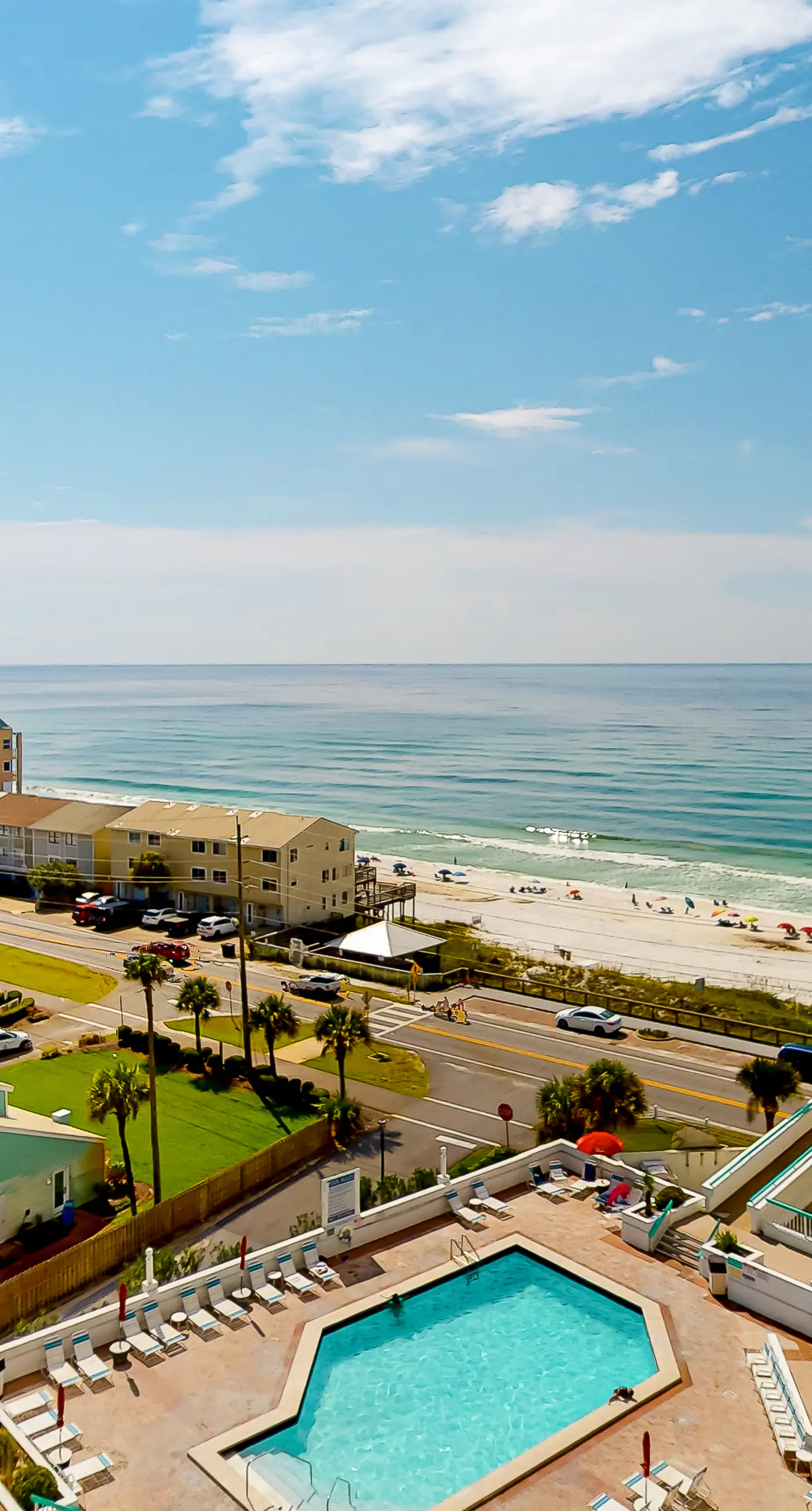 Cozy escape with Gulf views from balcony, pool, hot tub & W/D - access to beach