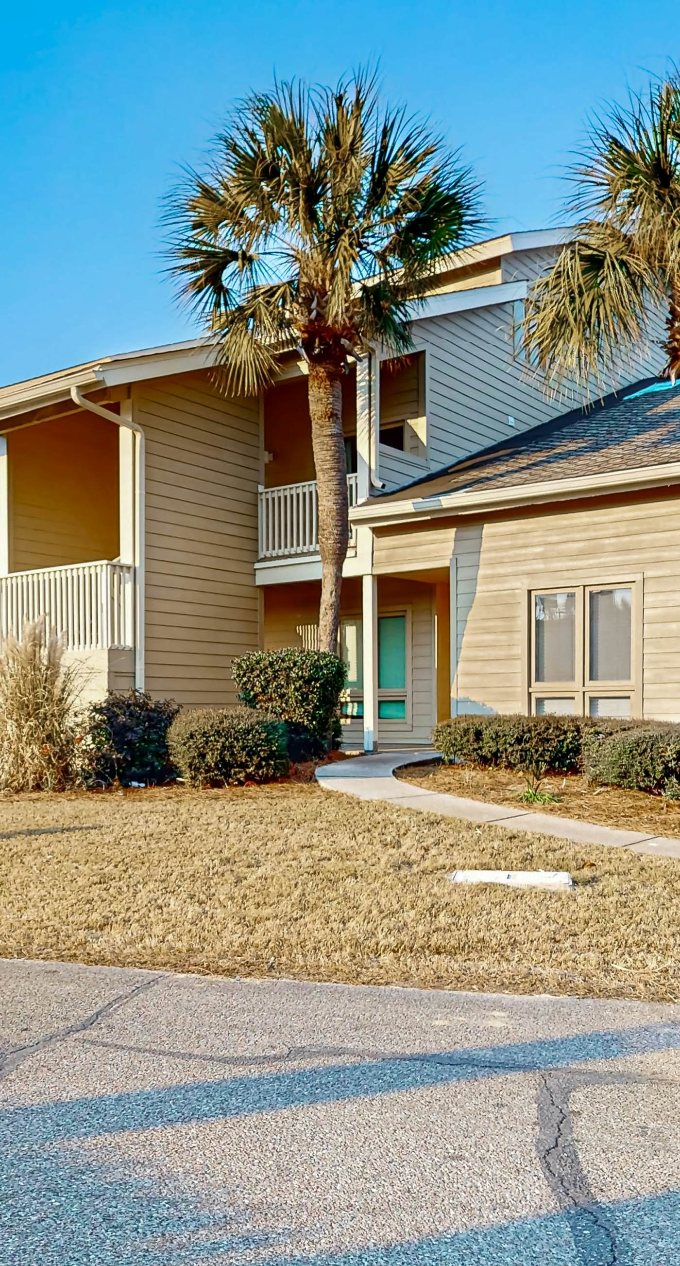 Dog-friendly condo with WiFi & AC, resort pools & relaxing balcony