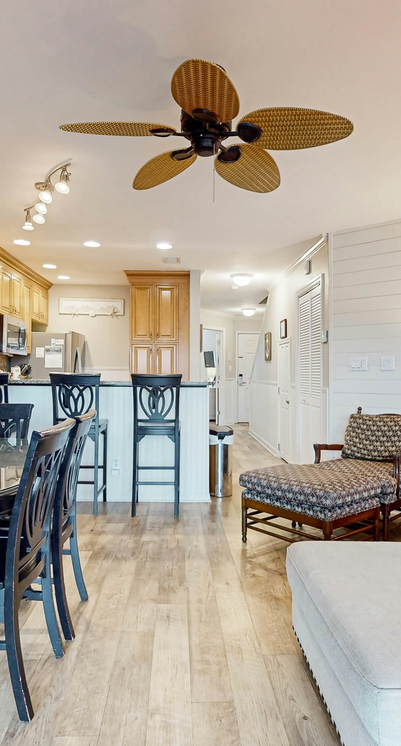 Dog-friendly condo with WiFi & AC, resort pools & relaxing balcony