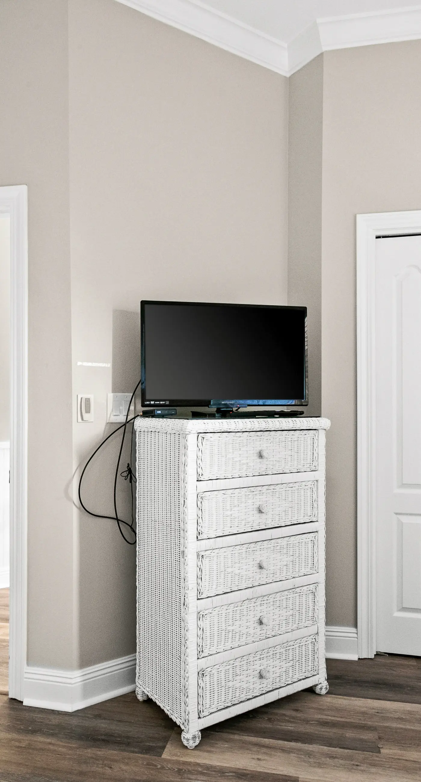 Gorgeous lakefront home with shared pool and beach access