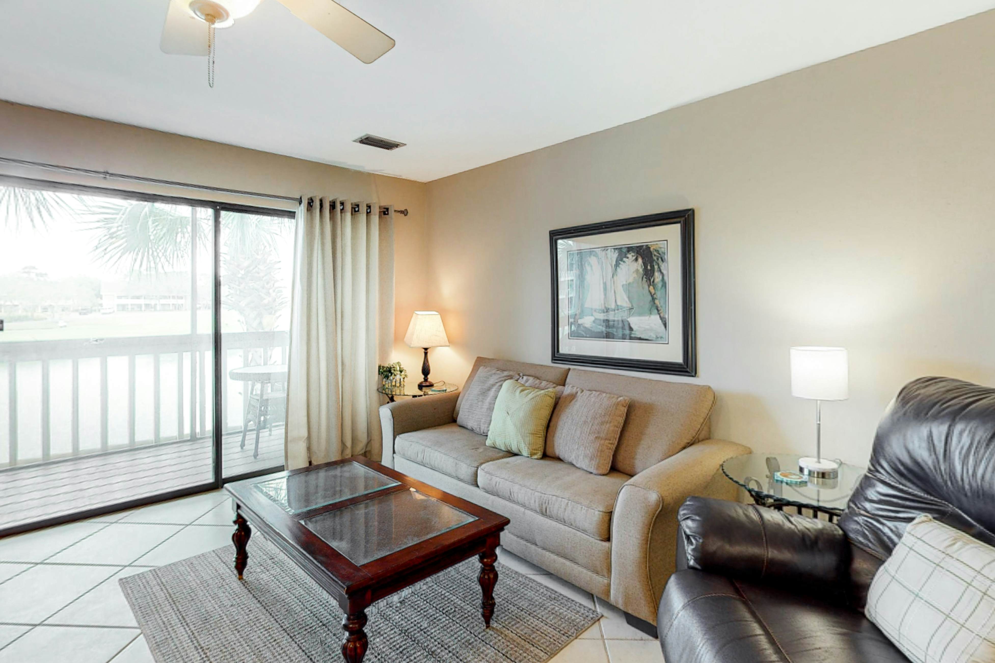 Comfortable dog-friendly townhome with full kitchen - walk to the beach