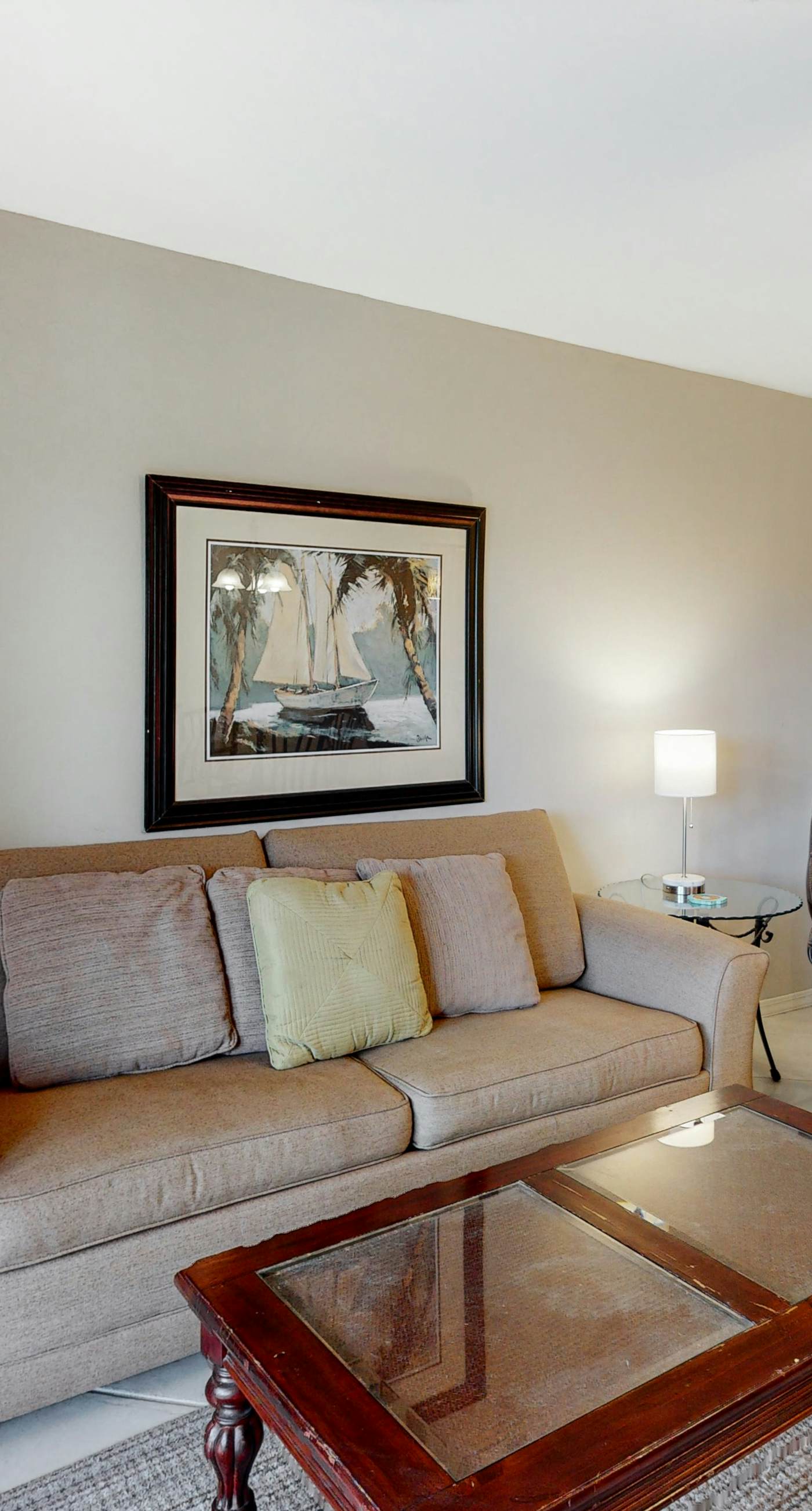 Comfortable dog-friendly townhome with full kitchen - walk to the beach