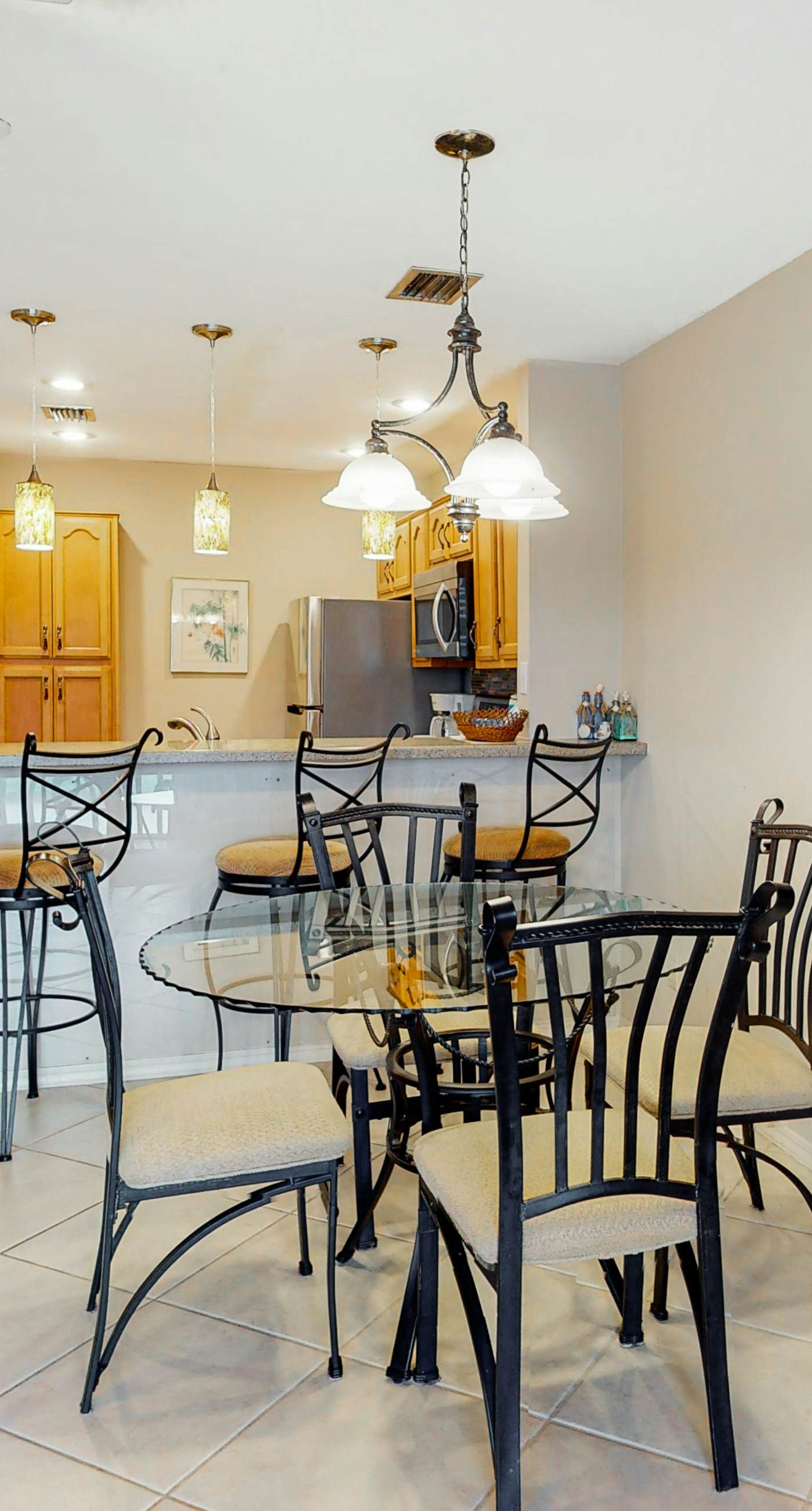 Comfortable dog-friendly townhome with full kitchen - walk to the beach