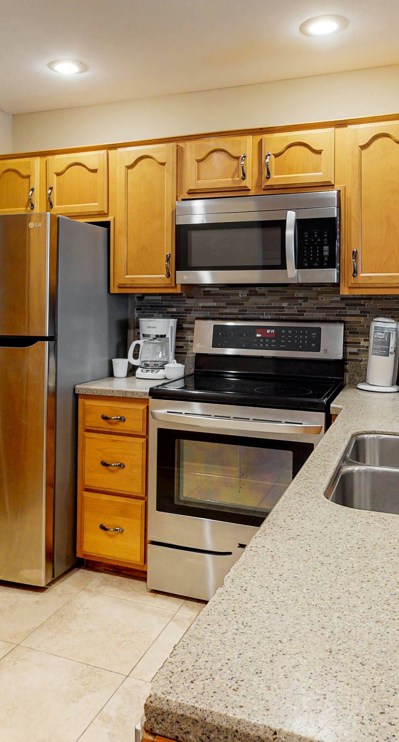 Comfortable dog-friendly townhome with full kitchen - walk to the beach