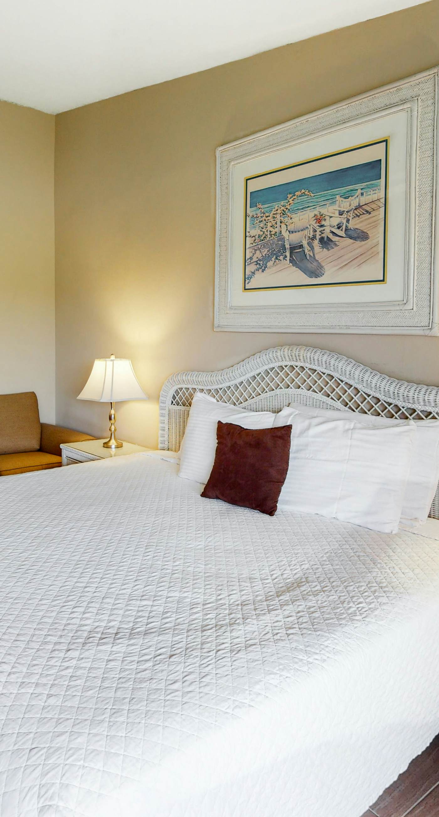 Comfortable dog-friendly townhome with full kitchen - walk to the beach