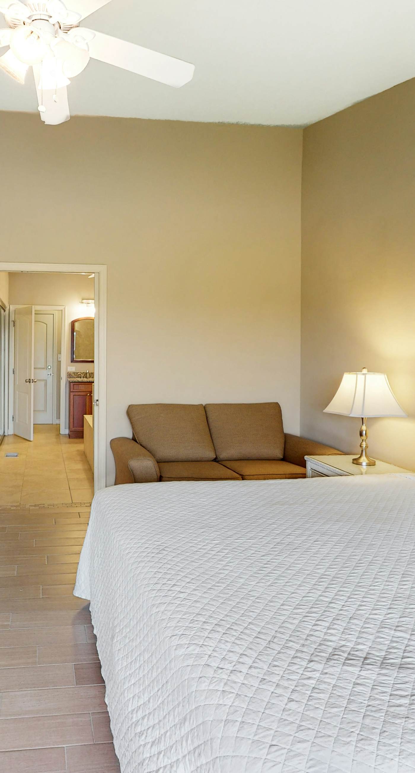 Comfortable dog-friendly townhome with full kitchen - walk to the beach