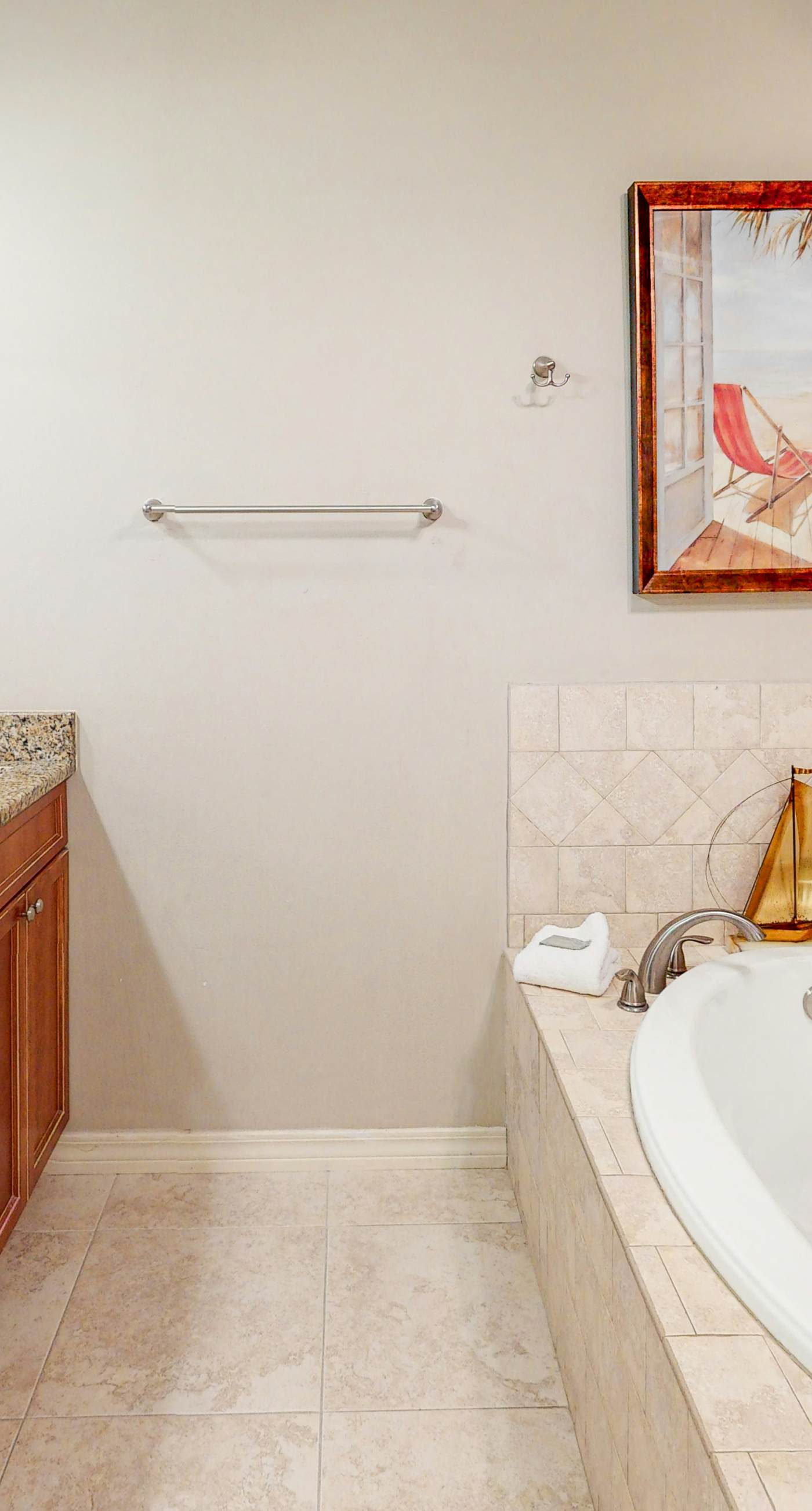 Comfortable dog-friendly townhome with full kitchen - walk to the beach