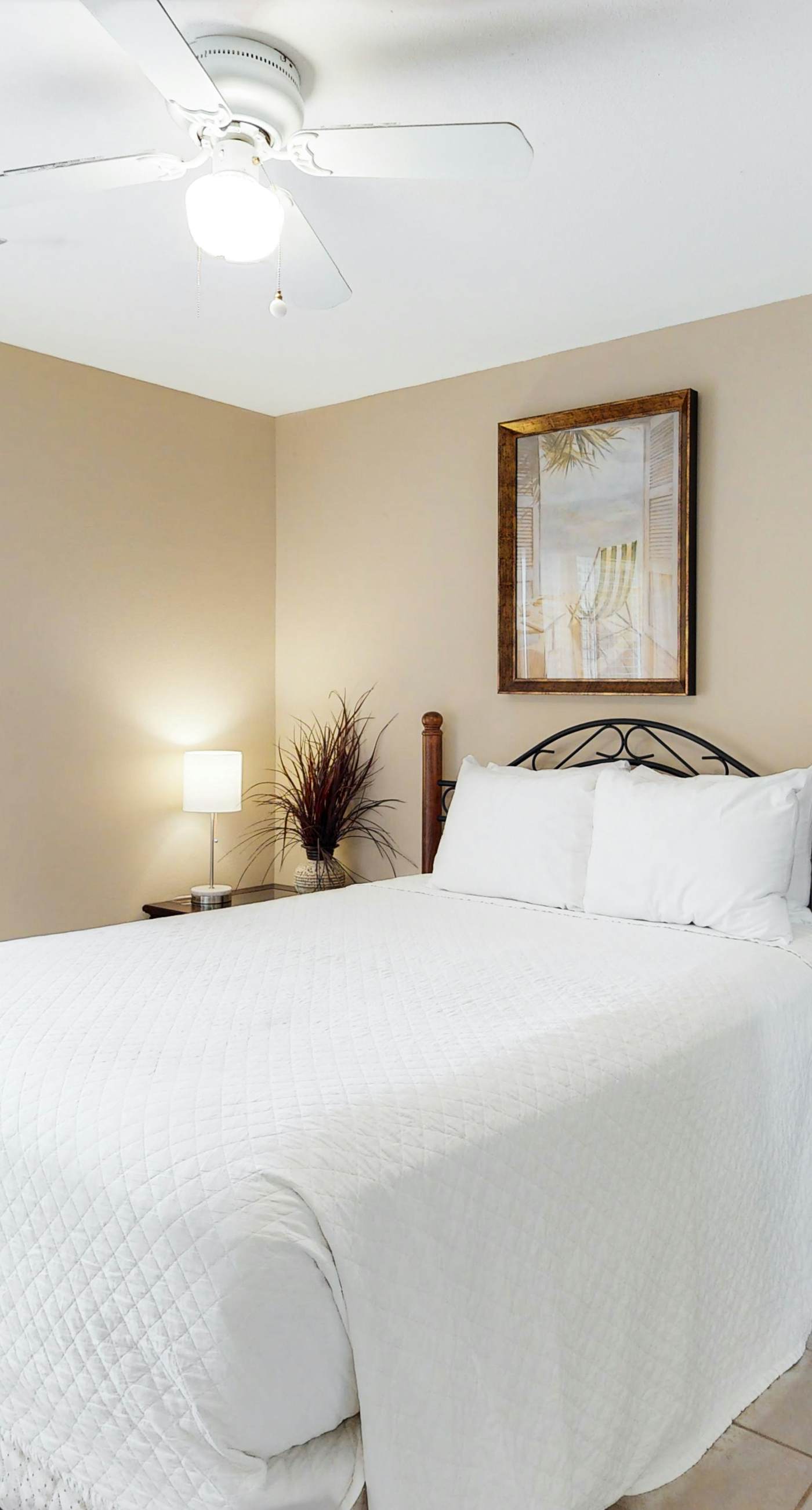 Comfortable dog-friendly townhome with full kitchen - walk to the beach