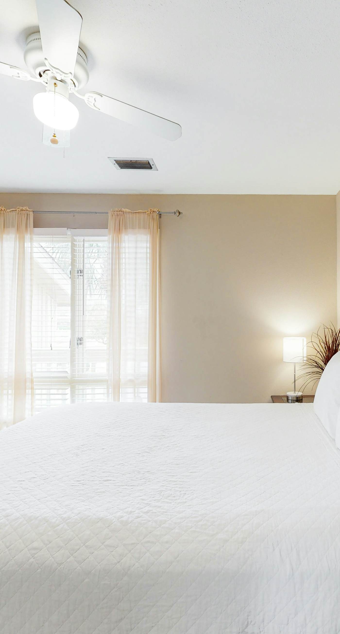 Comfortable dog-friendly townhome with full kitchen - walk to the beach