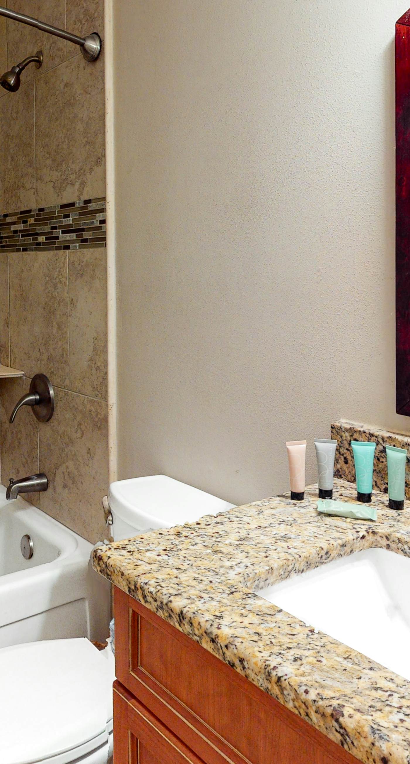 Comfortable dog-friendly townhome with full kitchen - walk to the beach