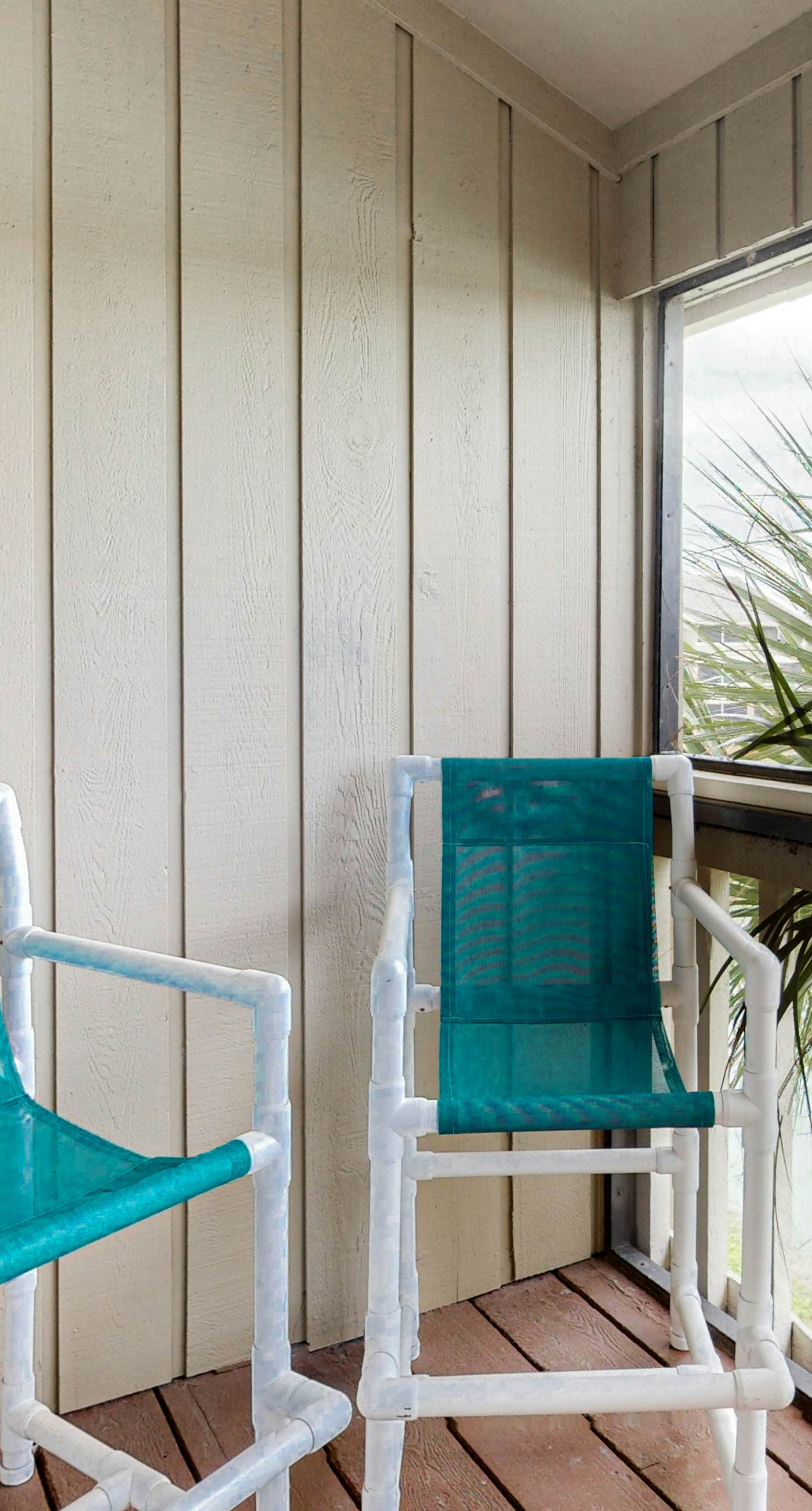 Comfortable dog-friendly townhome with full kitchen - walk to the beach