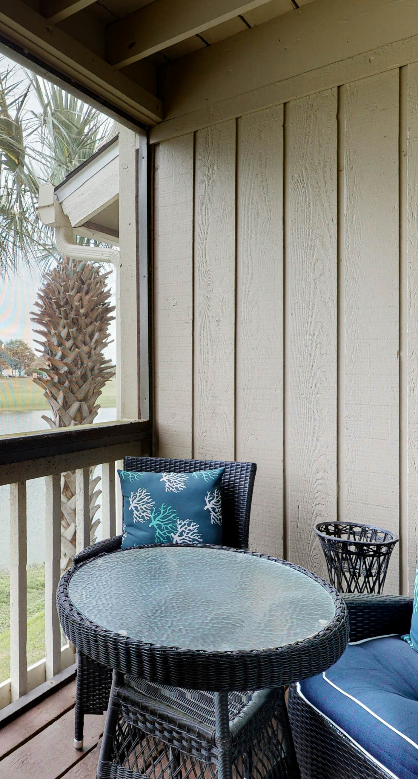 Comfortable dog-friendly townhome with full kitchen - walk to the beach