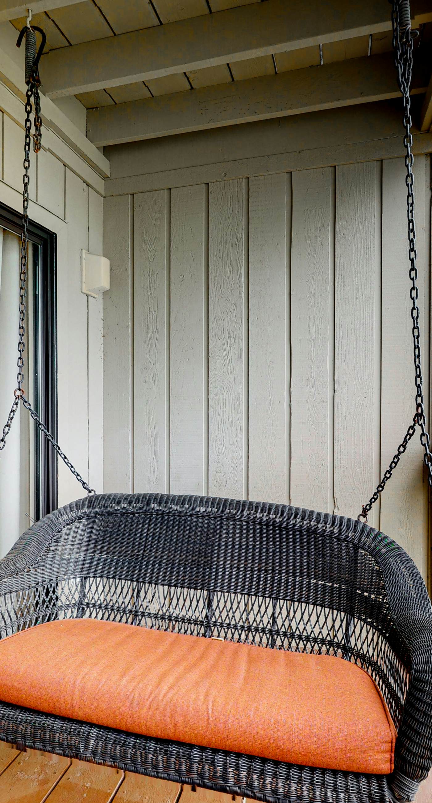 Comfortable dog-friendly townhome with full kitchen - walk to the beach