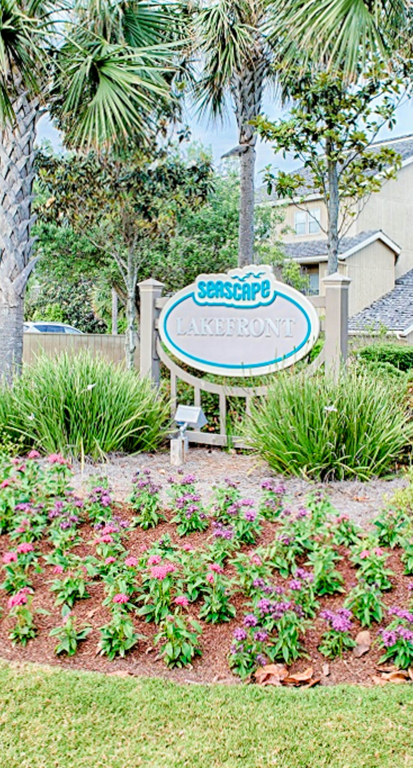 Comfortable dog-friendly townhome with full kitchen - walk to the beach